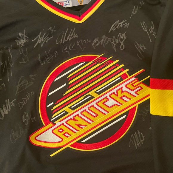 Vintage and signed Canucks Hockey CCM Jersey - Picture 3 of 3